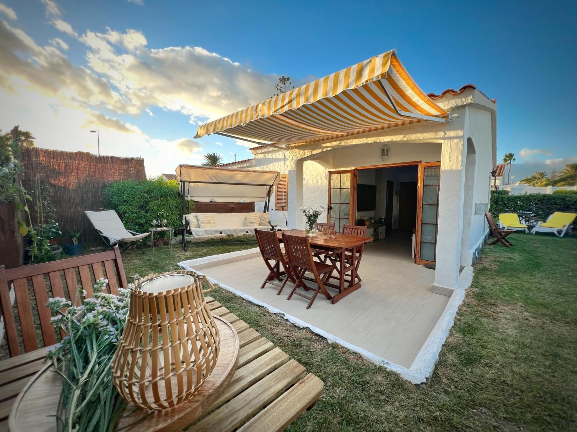 Buzzstays: 1-Bed Bungalow, Garden, Near Yumbo & Beach Маспаломас Экстерьер фото